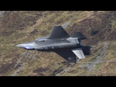 This Has to be One of the BEST F35 Passes in the Mach Loop