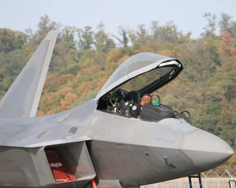 De geheimen van de hightech cockpit van de F-22 Raptor onthuld: Wat je niet wist