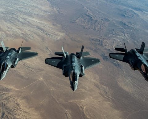 F-35の進化：革命的か無謀か？